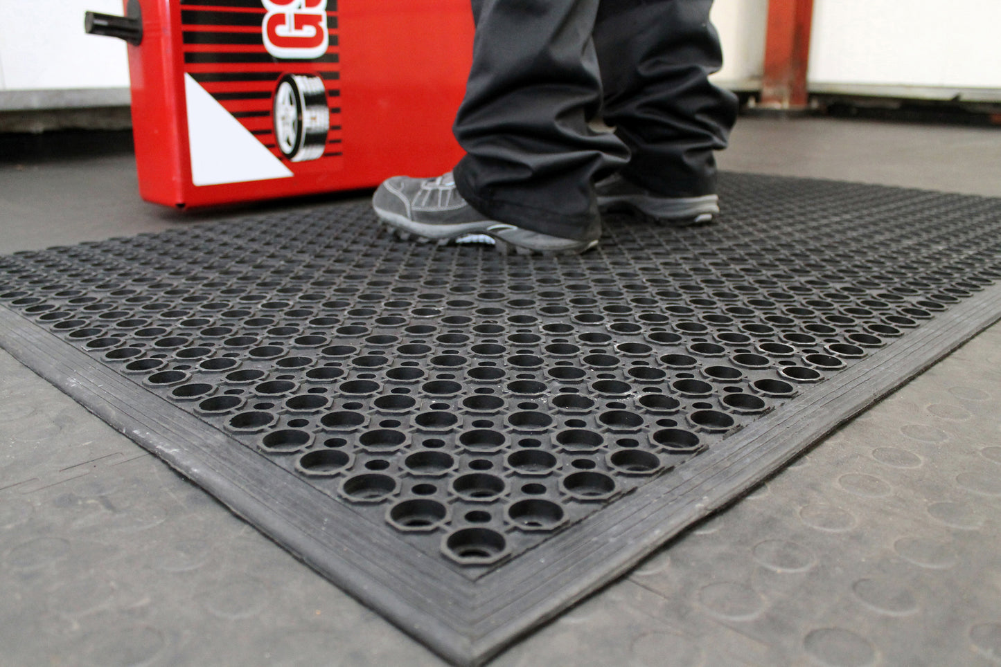 Heavy Duty Drainage Hole Anti-Fatigue Rubber Mat